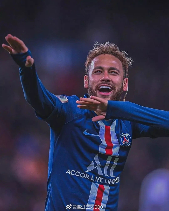 詹姆斯透露出生详细时间东契奇调侃：我41岁可能要一瘸一拐走路